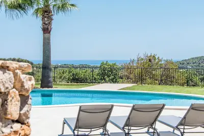 Luxury Villa Overlooking Sea