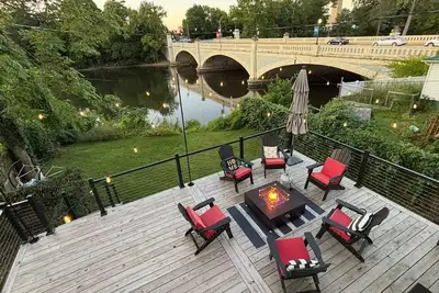 Image de Newly remodeled 3 bedroom, 1. 5 bath home with a river view in downtown Elkhart.