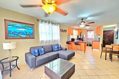 Image de Beautiful, Beach Front, Centrally-located Condo