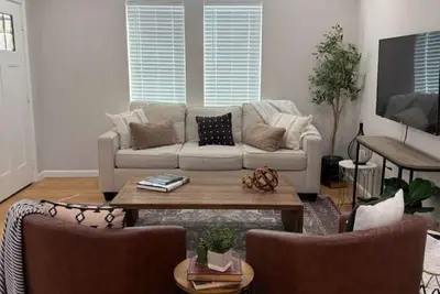 Image de Family-Friendly 3br Home at W Valverde with game room