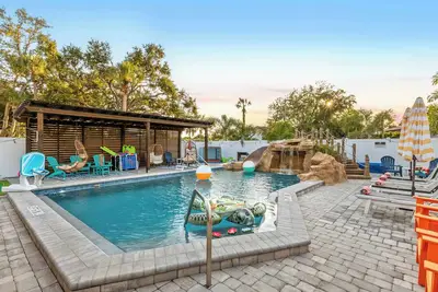 Image de Sleeps 8 - Min to Img - Heated Pool w/ Slide-Games