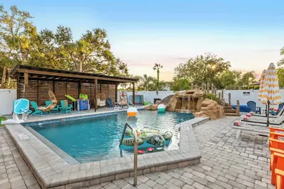 Image de Newly Renovated - Sleeps 8 - Pool w/ Slide - Games