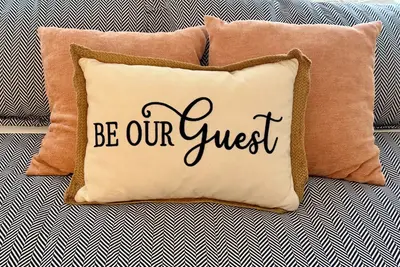 Image de Cozy Cabin in the City\nAll the comforts of home, parking, pets allowed. Sleeps 8