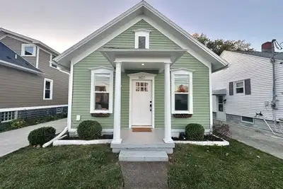 Image de Cozy Cottage Retreat • 5 Min to Cedar Point • Deck + Screened Patio