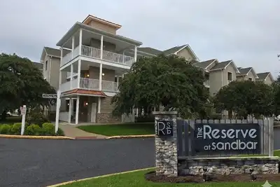 Image de Sandbar Escape, 1st Floor, Sleeps 8, Near Beaches