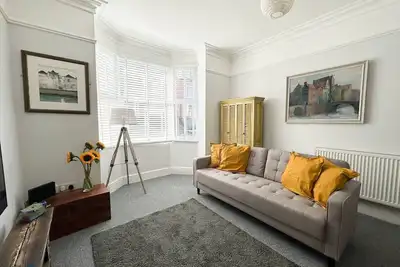 Image de Three-storey Sherwood gem with spa bathroom and private backyard