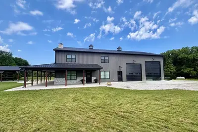 Image de Spacious Prairie Porch Retreat Near Kc World Cup. Sleep 15+