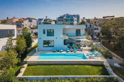 Image de Villa Sail near Medulin for 10 persons with 50 m2 heated pool, sea view & beachfront