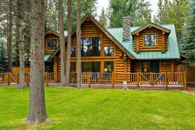 Image de Riverfront log cabin style home with full kitchen, deck, washer & dryer and Wifi