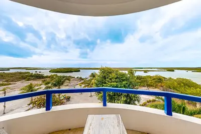 Image de 2br Suite with spectacular veranda views, pool, WiFi and kitchen