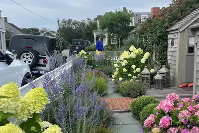 Image de Historical Rose Covered Cottage with Ocean View