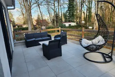 Image de 🌿 Maison Design en Forêt | Domaine Privé avec Lac & Tennis à  1h30 de Paris.