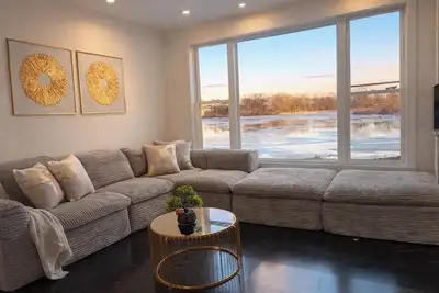 Image de Lakefront Luxury Retreat with Stunning Water Views in charming Valparaiso