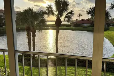 Image de Midterm Rental of art deco styled condo with Intracoastal view + access.