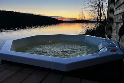 Image de Lakefront Tiny Home w/ Hot Tub + Sunset Views