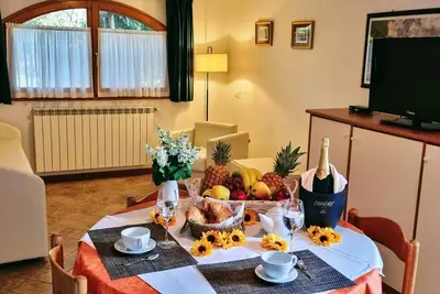 Image de Ground-Floor Cottage – Comfort and Tranquility with Outdoor Space.