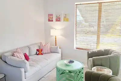 Image de ☆☀︎❀ Beach Cottage! King Bed, Fenced Yard, Boat/Rv Parking, 6 miles to Beach!