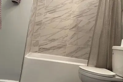 Image de 2-bedroom apartment in charming Cleveland with Ac and comfort