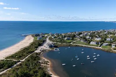 Image de Coastal Retreat in Weekapaug – 4br Summer Home w/ Beach & Salt Pond Access