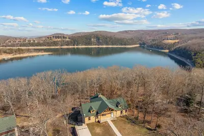 Image de Lakefront 6br Lodge • Sleeps 20 • Hot Tub • 4 Miles to Thunder Ridge