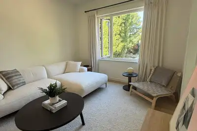 Image de Scandi-Chic East Vancouver Home | Bright, Quiet, Clean 10-minutes from downtown