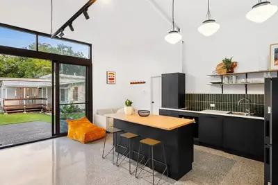 Image de Black Cockatoo Beach Across the Road in Peaceful Newell Beach