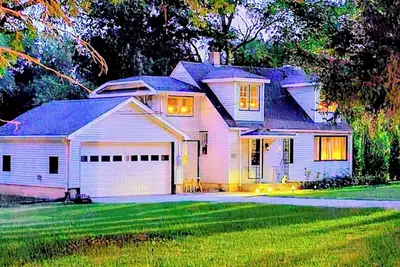 Image de 3-bedroom cabin in welcoming Ashkum with cozy charm right on the Iroquois River