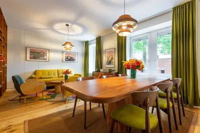 Image de Retro Suite · 2 King Betten + Schlafsofa – zentral