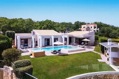 Image de High-Spec Contemporary Villa with Garden, Jacuzzi and Walk-to-Tavernas Location