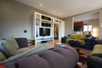 Image de Villa avec Vue Panoramique et Piscine  a proximité du centre ville a pied.