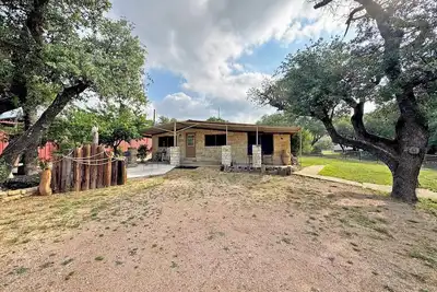 Image de Cozy 3 Bedroom Lodge w/Firepit | Lake Buchanan