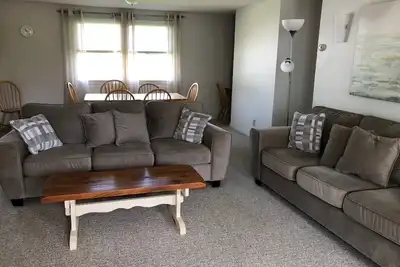 Image de Simple, Clean & Close to the Shore – Narragansett's Ocean Breeze Getaway