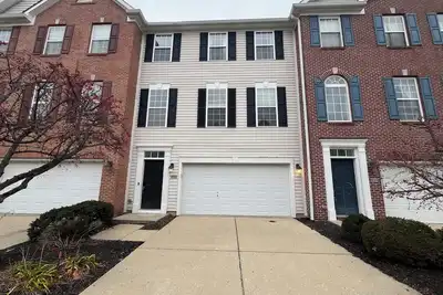 Image de 3 bed 2. 5 bath townhome - Tons of natural light - in north Indianapolis