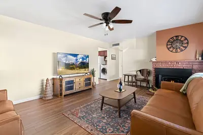 Image de Near Downtown*Fully Fenced*Pets* Single level