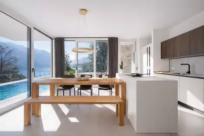 Image de A newly built, high-end villa featuring an infinity pool and stunning views over Lake Garda. Located just a short drive from Limone sul Garda, it offers elegant, bright interiors designed with great attention to detail. A spacious panoramic terrace, mode
