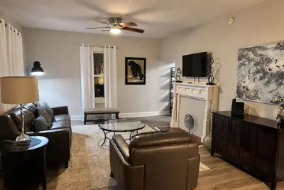 Image de 3bd Home 5 mins from Airport, 10 mins to downtown! Workers & Families come Enjoy