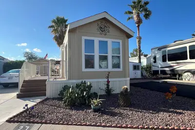 Image de Charming 1 bed, 1 bath fully furnished mobile home in 55+ gated resort community