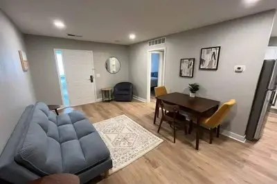 Image de Steps to Aksarben Village, Walk to Uno