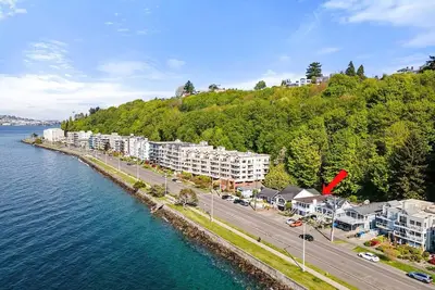 Image de Beachfront Escape with Panoramic Elliott Bay & Olympic Mountain Views! !