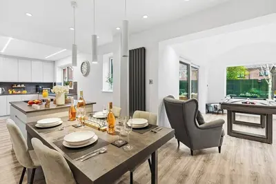 Image de Premium 5 Bed Stylish Home Leyland |Parking 4 Cars