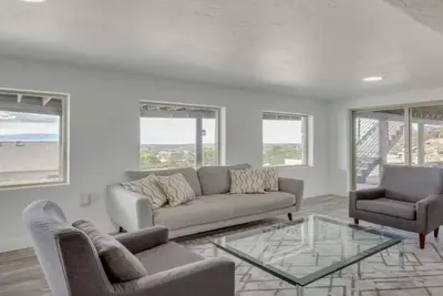 Image de Panoramic Luxury Estate with Indoor Court & Private Sauna