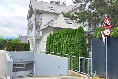 Image de Bright apartment with balcony and mountain view