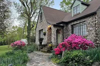 Image de Cozy English Cottage on Wooded Grounds 10 mins to Downtown Chattanooga