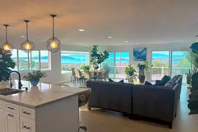 Image de Spectacular lakeview, spacious, remodeled, furnished five bedroom on large lot.