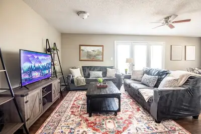 Image de Ridge Retreats - Unit C: King Bed/Hilltop View/TVs