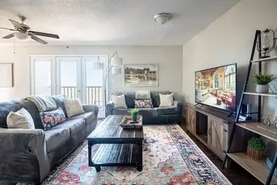 Image de Ridge Retreats - Unit F: King Bed/Free Parking/TVs