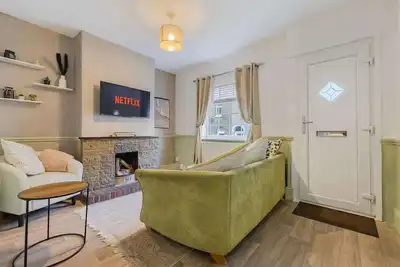 Image de Cosy Home with Cinema Room, Parking & Netflix