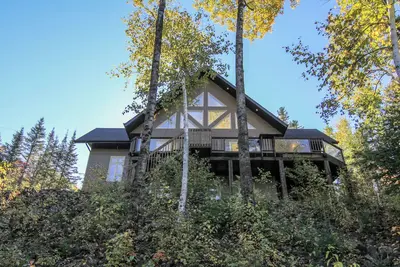 Image de Enjoy our cozy waterfront chalet with a private hot tub, stunning views,