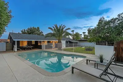 Image de Uptown Max and Relax - Contemporary, Upgraded Home, Great Backyard for Entertaining!