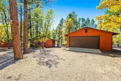 Image de Wonderful dog-friendly home with hot tub, firepit, & washer/dryer
